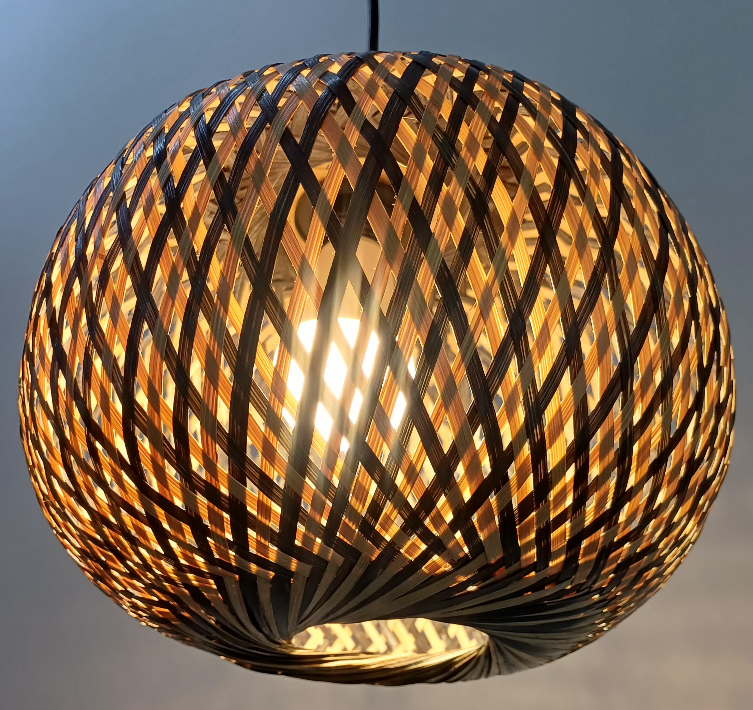 Lampara Bamboo Redonda Beige y Negra